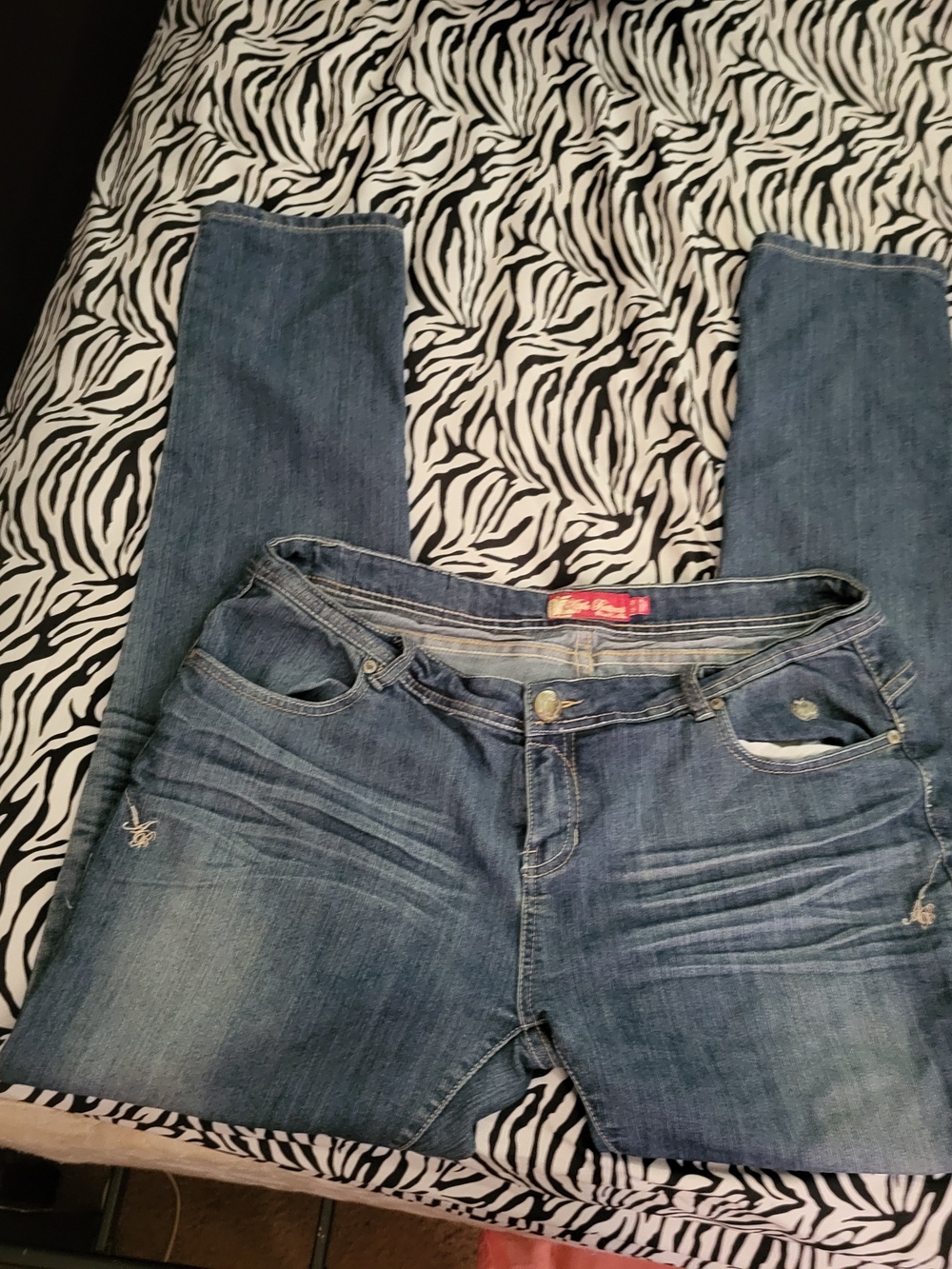 Y2K Dereon Denim Jeans with gold hardware and zebra print on back pockets - Picture 5 of 10